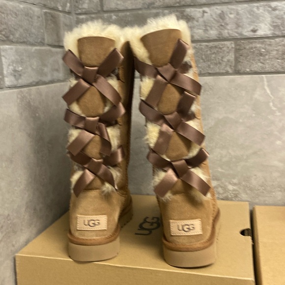 UGG BAILEY BOW TALL - Picture 3 of 5